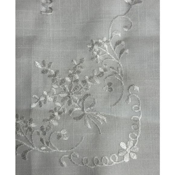German Made White Floral Embroidery Lace Doily Cloth 32" X 32" - Picture 3 of 5